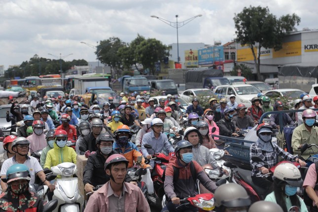 Cửa ngõ Sài Gòn kẹt xe kinh hoàng do tai nạn chết người ảnh 2