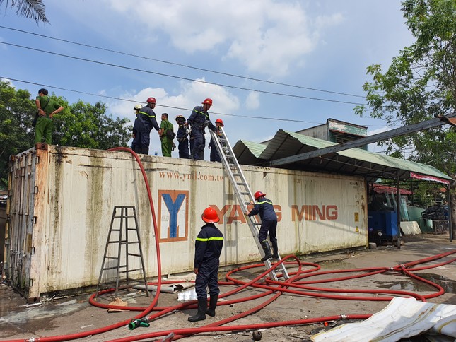 Khu dân cư náo loại vì kho nhớt cháy nổ đùng đùng ảnh 1
