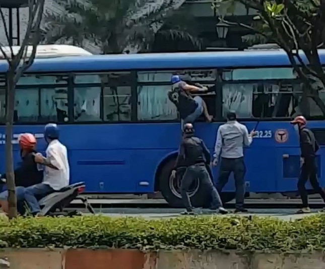 Côn đồ cầm hung khí đập nát xe buýt, nhiều hành khách hoảng loạn tháo chạy ảnh 1