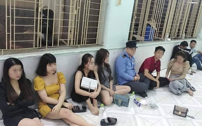 Công an ‘đột kích’ điểm bay lắc trong quán karaoke Dubai ảnh 2