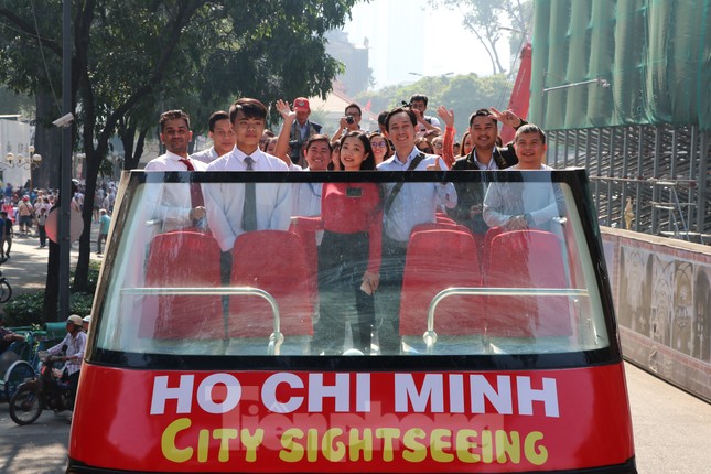 Người Sài Gòn háo hức trải nghiệm xe buýt 2 tầng mui trần lần đầu xuất hiện ảnh 2