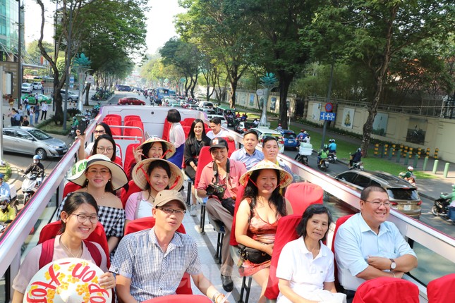 Người Sài Gòn háo hức trải nghiệm xe buýt 2 tầng mui trần lần đầu xuất hiện ảnh 3