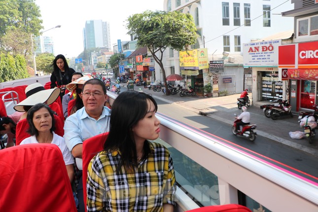 Người Sài Gòn háo hức trải nghiệm xe buýt 2 tầng mui trần lần đầu xuất hiện ảnh 7
