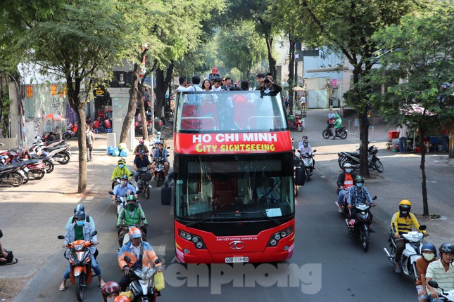 Người Sài Gòn háo hức trải nghiệm xe buýt 2 tầng mui trần lần đầu xuất hiện ảnh 14