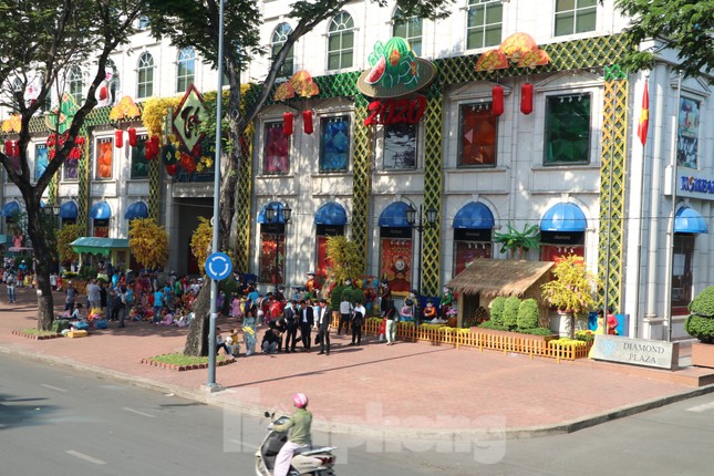 Người Sài Gòn háo hức trải nghiệm xe buýt 2 tầng mui trần lần đầu xuất hiện ảnh 12