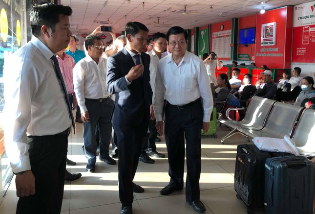 Nguyên Chủ tịch nước Trương Tấn Sang tặng quà cho lái xe khách phục vụ tết ảnh 1
