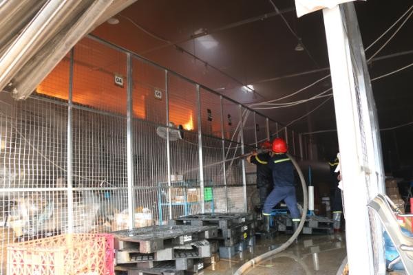 Kho hàng gần sân bay Tân Sơn Nhất cháy ngùn ngụt lúc sáng sớm ảnh 2