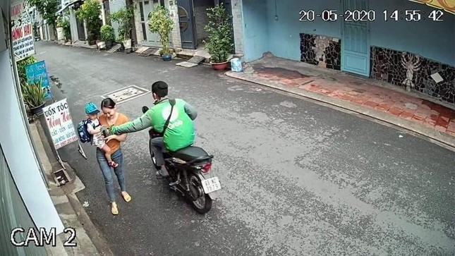 Tài xế Grabbike cướp điện thoại của người phụ nữ đang bế em bé ở Sài Gòn ảnh 1