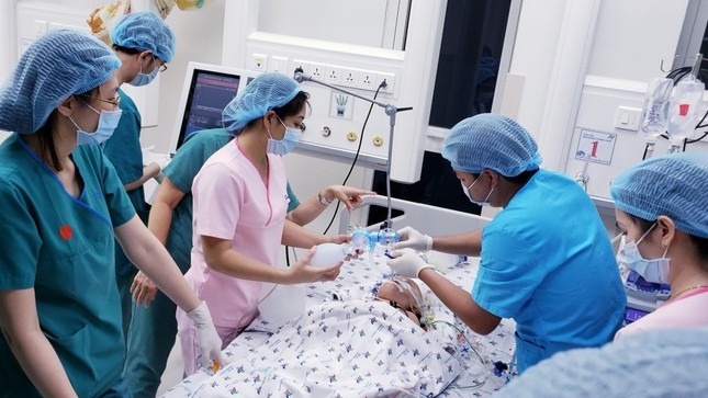 Thủ tướng chúc mừng êkip phẫu thuật tách rời cặp song sinh ảnh 2