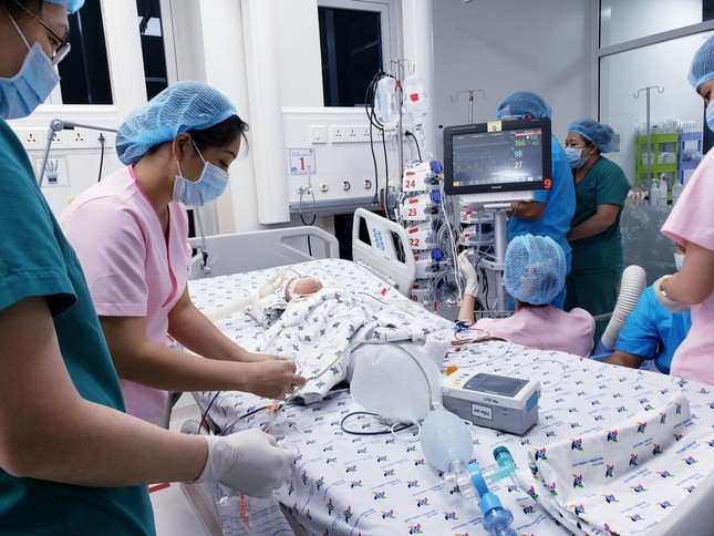 Thủ tướng chúc mừng êkip phẫu thuật tách rời cặp song sinh ảnh 1