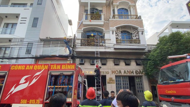 Nhiều người đu dây thoát khỏi nhà cao tầng bốc cháy nghi ngút ở Sài Gòn ảnh 1