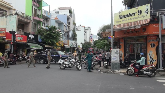 Một phụ nữ bịt mặt cướp chi nhánh ngân hàng ở Sài Gòn, lấy đi 2 tỷ đồng ảnh 1