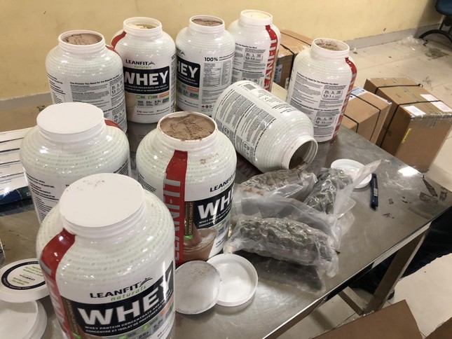Chó nghiệp vụ đánh hơi gần 5kg cần sa nhập lậu vào sân bay Tân Sơn Nhất ảnh 2