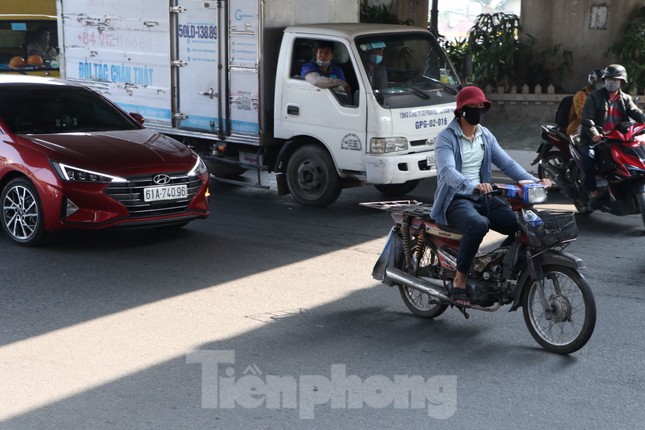 Cảnh sát giao thông TPHCM ra quân xử lý xe cũ nát ảnh 1