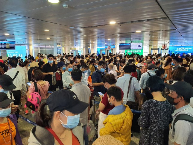Hàng nghìn người xếp hàng chờ qua cửa an ninh ở sân bay Tân Sơn Nhất ảnh 11