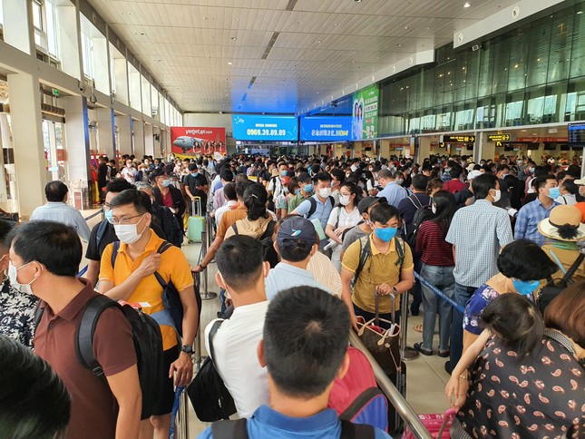 Hàng nghìn người xếp hàng chờ qua cửa an ninh ở sân bay Tân Sơn Nhất ảnh 3