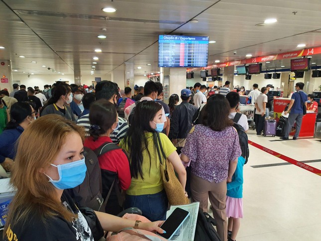 Hàng nghìn người xếp hàng chờ qua cửa an ninh ở sân bay Tân Sơn Nhất ảnh 7