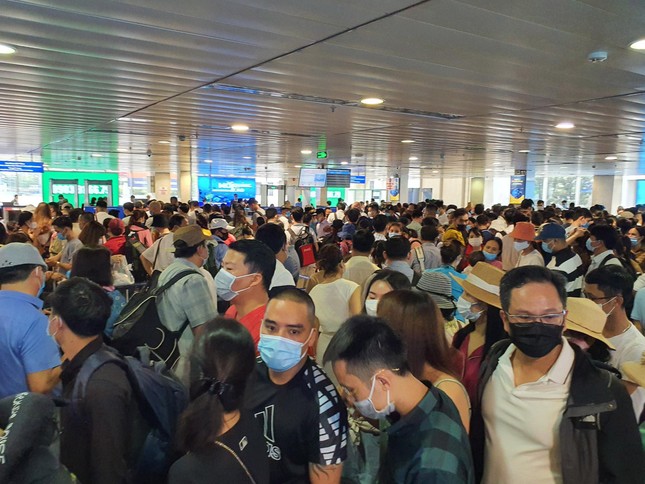 Hàng nghìn người xếp hàng chờ qua cửa an ninh ở sân bay Tân Sơn Nhất ảnh 1