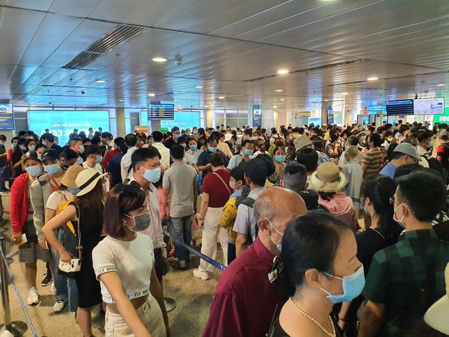 Hàng nghìn người xếp hàng chờ qua cửa an ninh ở sân bay Tân Sơn Nhất ảnh 2