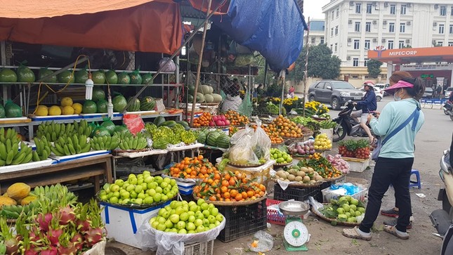 Hoa, quả, gà… tăng giá ngày rằm tháng Chạp ảnh 2