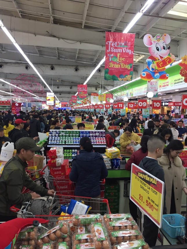 Rồng rắn xếp hàng vào siêu thị mua sắm Tết ảnh 4