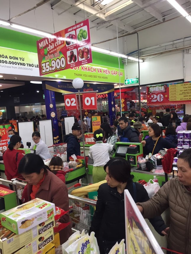 Rồng rắn xếp hàng vào siêu thị mua sắm Tết ảnh 5