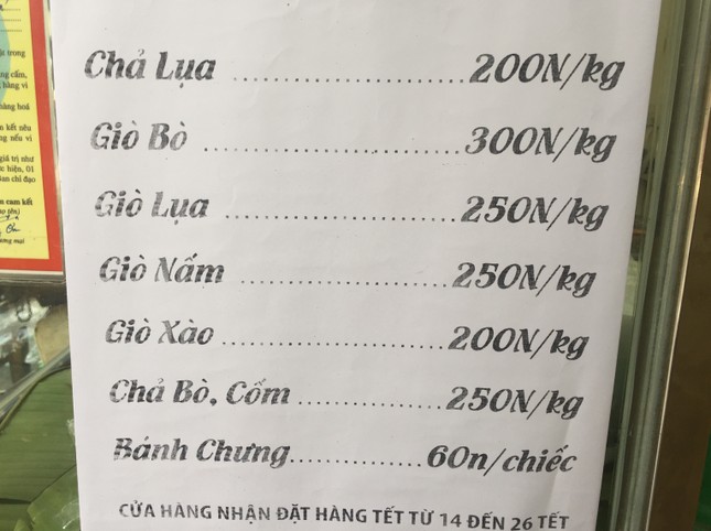 Giò, chả Tết giảm giá mạnh, người mua vẫn 'chê' đắt ảnh 2