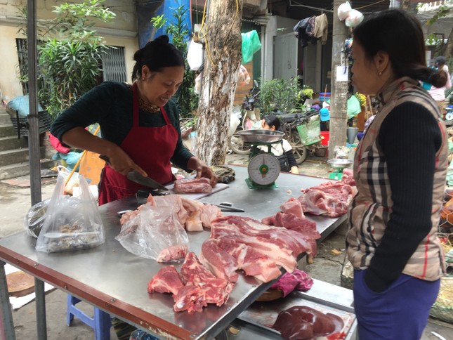 Giò, chả Tết giảm giá mạnh, người mua vẫn 'chê' đắt ảnh 4