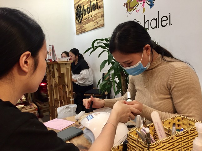 Chị em chi tiền triệu làm đẹp, salon 'hốt bạc' ngày cuối năm ảnh 3