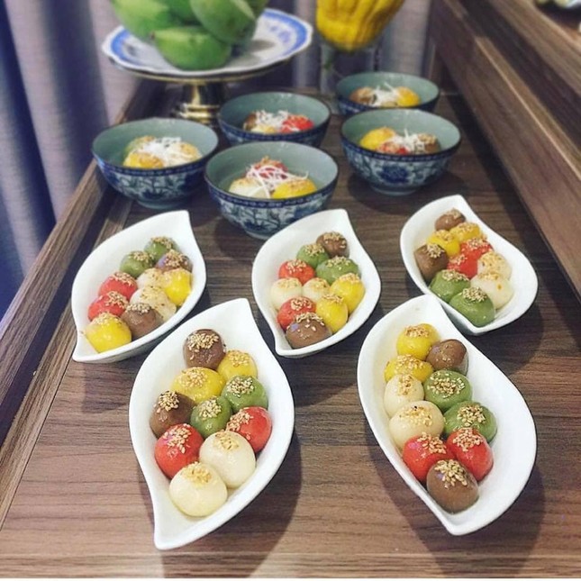 Bánh trôi ngũ sắc hút khách trước ngày Tết Hàn thực ảnh 3