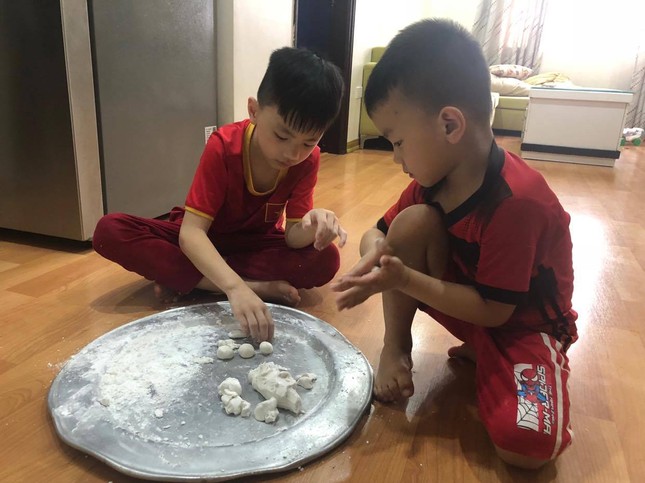 Bánh trôi ngũ sắc hút khách trước ngày Tết Hàn thực ảnh 4