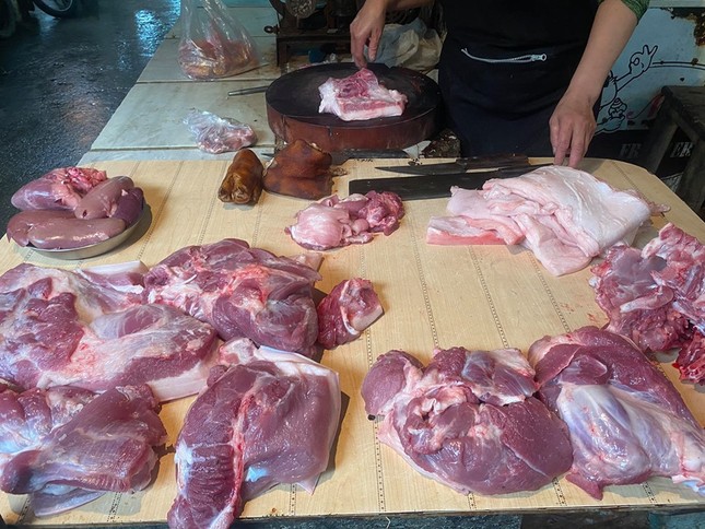 Siêu thị giảm giá, thịt lợn rẻ hơn từ 5-15 ngàn đồng/kg ảnh 1