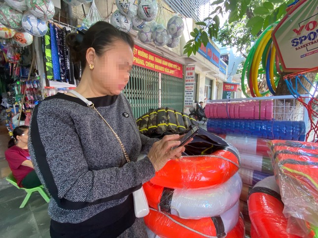Áo phao cứu hộ cháy hàng, tăng giá phi mã ảnh 3
