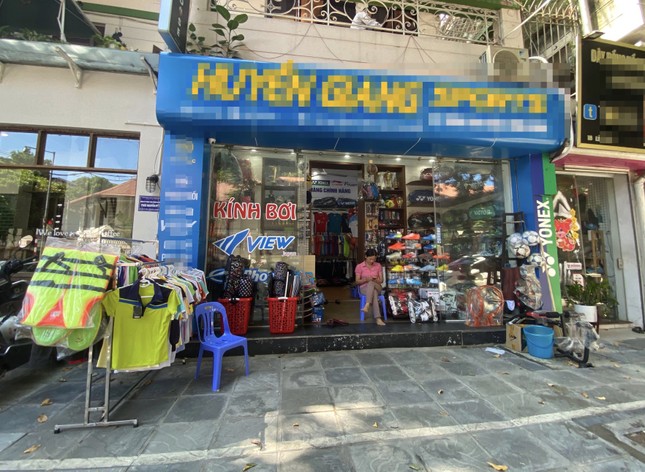Áo phao cứu hộ cháy hàng, tăng giá phi mã ảnh 1