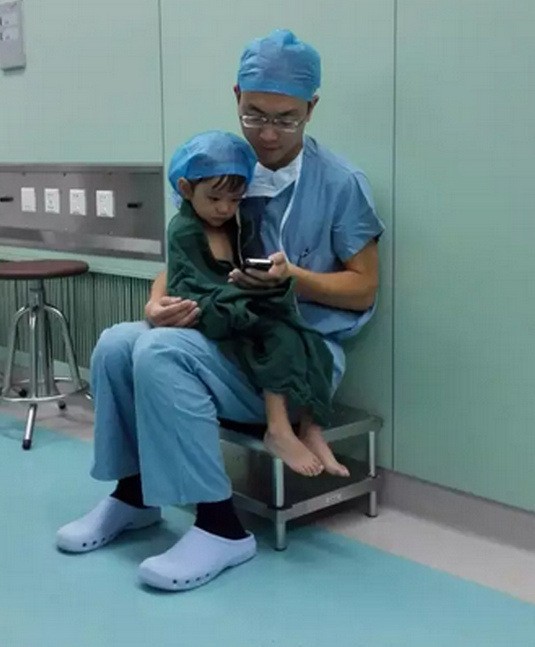Cảm động hình ảnh bác sĩ vỗ về bệnh nhi trước ca phẫu thuật ảnh 2