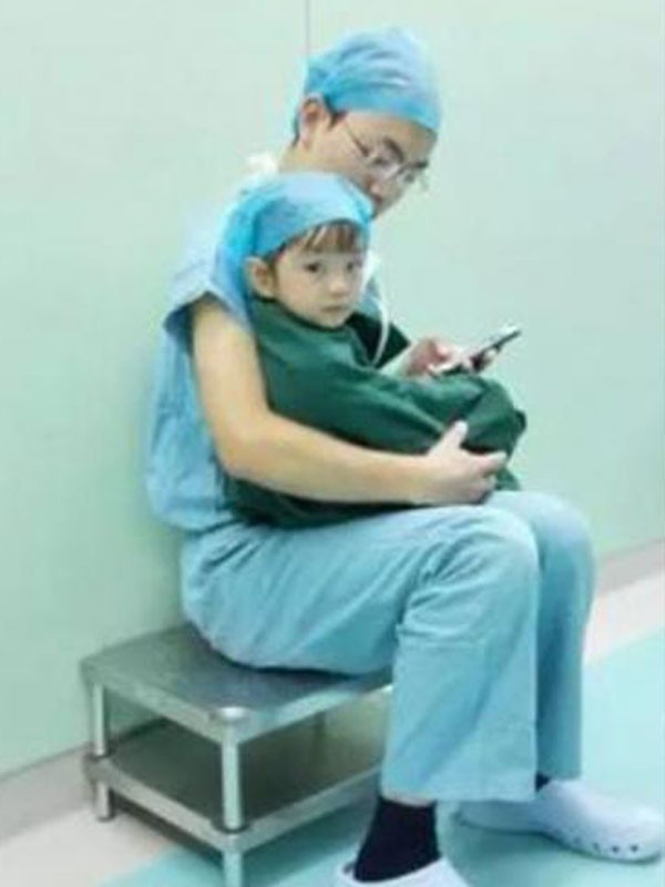 Cảm động hình ảnh bác sĩ vỗ về bệnh nhi trước ca phẫu thuật ảnh 3