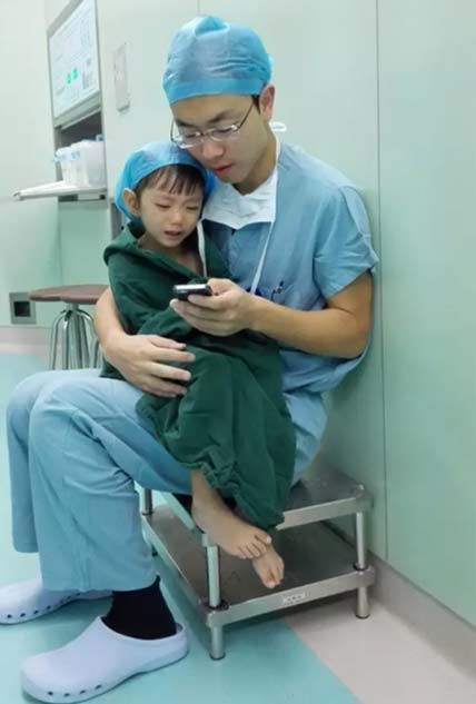 Cảm động hình ảnh bác sĩ vỗ về bệnh nhi trước ca phẫu thuật ảnh 1