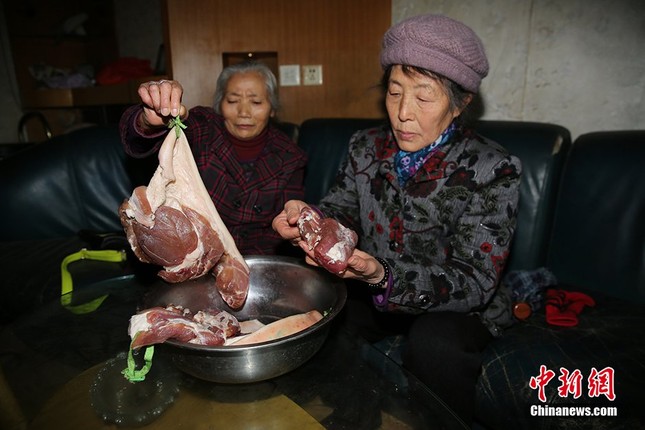 Lại xuất hiện hình ảnh thịt lợn phát sáng như sao đêm ảnh 2