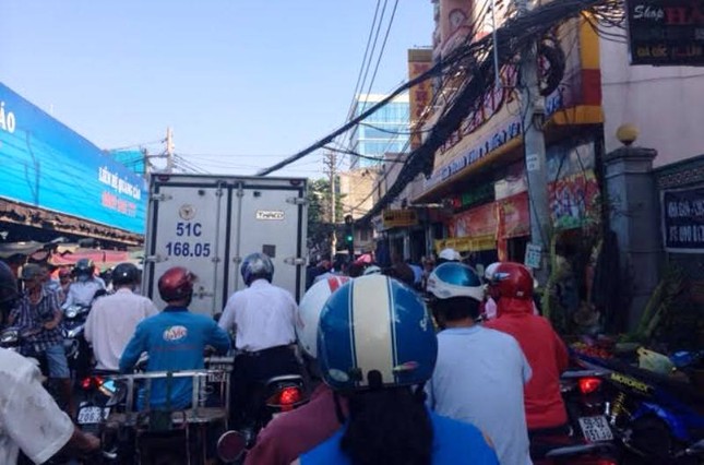 TP.HCM: Dân đi mua vàng khiến giao thông ùn tắc ảnh 1