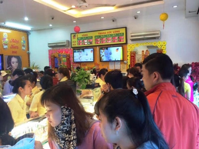 TP.HCM: Dân đi mua vàng khiến giao thông ùn tắc ảnh 2