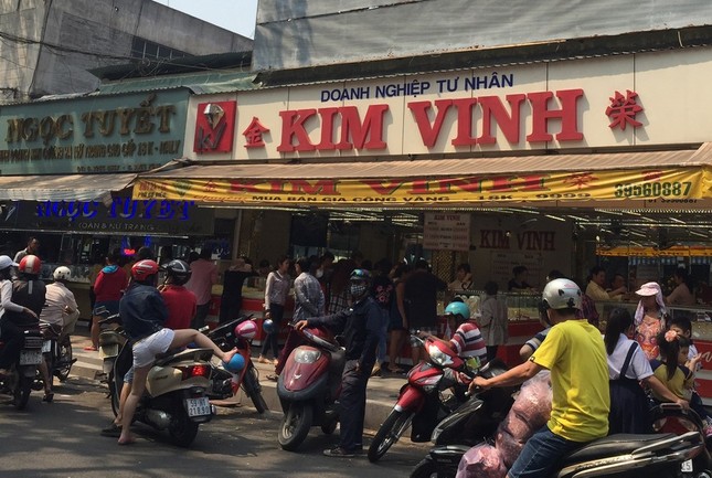 TP.HCM: Dân đi mua vàng khiến giao thông ùn tắc ảnh 3