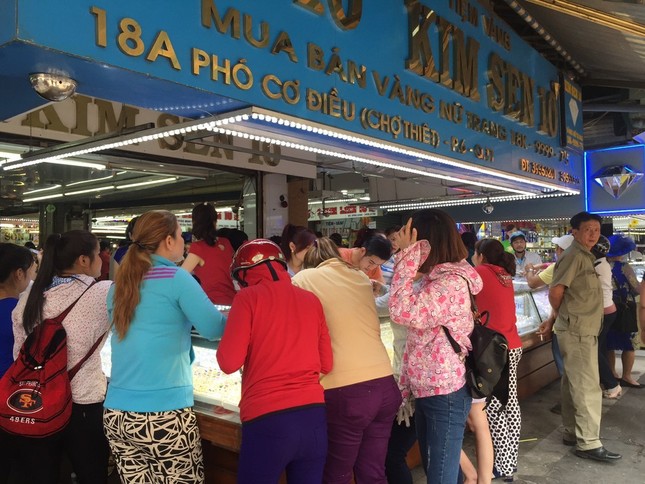 TP.HCM: Dân đi mua vàng khiến giao thông ùn tắc ảnh 4