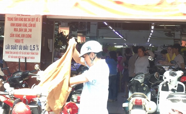 TP.HCM: Dân đi mua vàng khiến giao thông ùn tắc ảnh 6