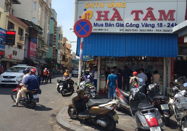 TP.HCM: Dân đi mua vàng khiến giao thông ùn tắc ảnh 7