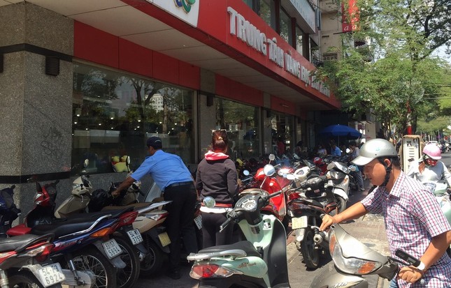 TP.HCM: Dân đi mua vàng khiến giao thông ùn tắc ảnh 8