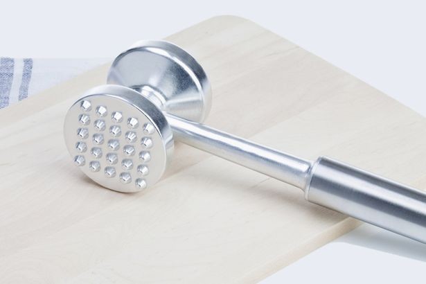 Cụ ông 78 tuổi bị vợ đánh toác đầu vì lén xem phim sex ảnh 1