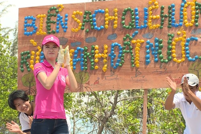 Trấn Thành ôm chầm thí sinh HHVN 2016 Như Thuỷ vì ngưỡng mộ ảnh 3