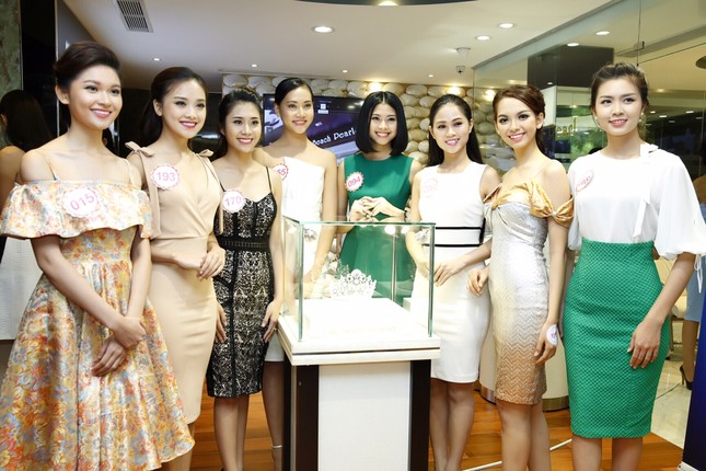 Người đẹp HHVN được tặng vòng ngọc trai 10 triệu ảnh 1