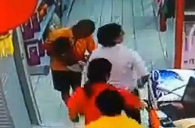 Bé trai tử vong thương tâm vì bị bố ngã đè lên người ảnh 2