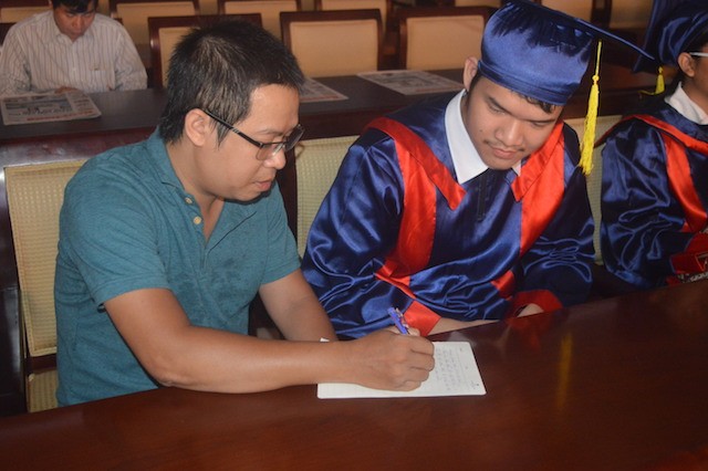 Hơn 1.6 tỷ đồng trao học bổng “Nâng bước thủ khoa” ảnh 3